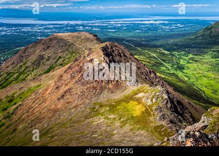 Flattop Mountains, Peak 1, 2 und 3, vom Flaketop Mountain aus gesehen. Cook Inlet und Anchorage befinden sich im Hintergrund. Chugach State Park, South-Central... Stockfoto