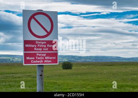 Ein zweisprachiges Schild in Englisch und Walisisch warnt die Öffentlichkeit Außerhalb des Landes, das für die Verwendung als vorgesehen ist, zu halten Militärische Schießstand Stockfoto