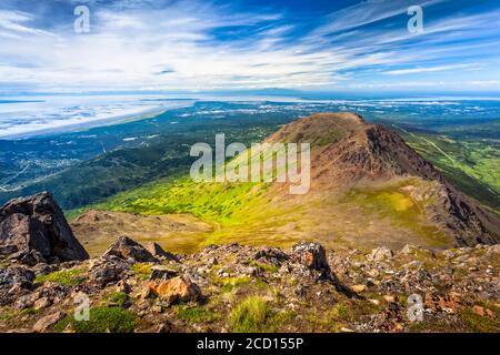 Flattop Mountains Peak 1, 2 und 3, vom Flaketop Mountain aus gesehen. Cook Inlet und Anchorage befinden sich im Hintergrund. Chugach State Park, South-Centra... Stockfoto