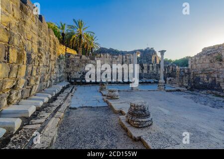 Blick auf die Überreste der öffentlichen Latrine, in der alten römisch-byzantinischen Stadt Bet Shean (Nysa-Scythopolis), jetzt ein Nationalpark. Nord-Israel Stockfoto