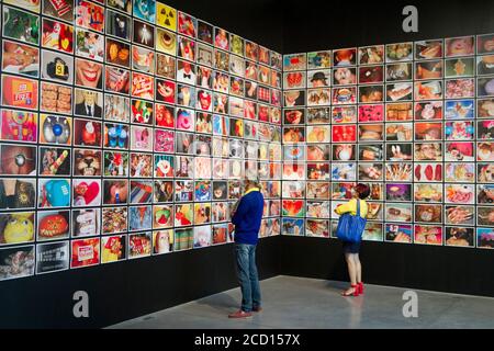 Parrathon , Ausstellung von Martin Parr 's Werke im Frac Bretagne , Rennes, Frankreich .Besucher Blick auf eine Fotoausstellung von Martin Parr. Stockfoto