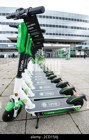 Eine Gruppe von geparkten E-Scootern wie Lime startet den ersten E-Scooter-Dienst in Großbritannien in Milton Keynes mit 500 Scootern im Rahmen einer landesweiten Markteinführung in diesem Jahr. Stockfoto