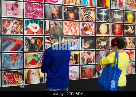 Parrathon , Ausstellung von Martin Parr 's Werke im Frac Bretagne , Rennes, Frankreich .Besucher Blick auf eine Fotoausstellung von Martin Parr. Stockfoto