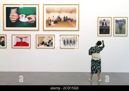 Parrathon , Ausstellung von Martin Parr 's Werke im Frac Bretagne , Rennes, Frankreich . EIN Besucher bei einer Fotoausstellung von Martin Parr. Stockfoto