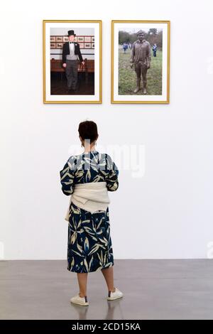 Parrathon , Ausstellung von Martin Parr 's Werke im Frac Bretagne , Rennes, Frankreich . EIN Besucher bei einer Fotoausstellung von Martin Parr. Stockfoto