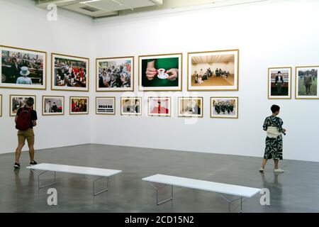 Parrathon , Ausstellung von Martin Parr 's Werke im Frac Bretagne , Rennes, Frankreich .Besucher Blick auf eine Fotoausstellung von Martin Parr. Stockfoto