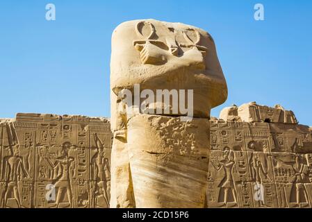 Statue des kopflosen Pharaos mit ANKS, Karnak-Tempelkomplex, UNESCO-Weltkulturerbe; Luxor, Ägypten Stockfoto