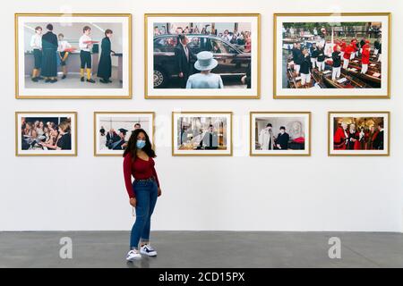 Parrathon , Ausstellung von Martin Parr 's Werke im Frac Bretagne , Rennes, Frankreich . EIN Besucher bei einer Fotoausstellung von Martin Parr. Stockfoto