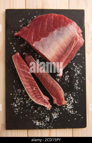 Großes Stück frischen Thunfisch mit Salz Stockfoto