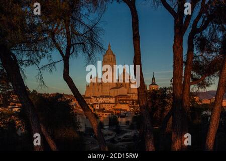 Nachtbild Kathedrale und Alcazar von Segovia und Denkmäler, Castilla y Leon, Spanien. Stockfoto