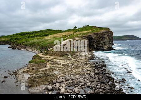 Kap Tobizin auf der russischen Insel in Wladiwostok bei windigem stürmischen Wetter und starken Wellen. Stockfoto