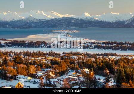 Luftaufnahme der Stadt Homer und der Homer Spit im Kenai Peninsula Borough, in Kachemak Bay im Winter mit dem Kenai Mountain Range im... Stockfoto