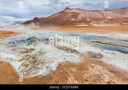 Island. Dampfende Pools und Schlammtöpfe. Die Namafjall (Hverir) Geothermie Gebiet. Stockfoto