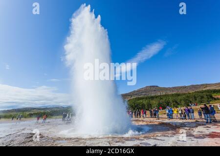 Haukadalsvegur, Island - 6. August 2018: Ausbruch des Strokkur-Geysir. Stockfoto