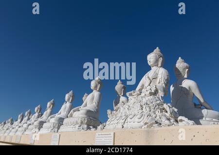 Am 24. Juli 2020 bröckelt eine Buddha-Statue im Garten von tausend Buddhas in Arlee, Montana. 2000 von Gochen Tulku Sang-ngag Rinpoche gegründet Stockfoto