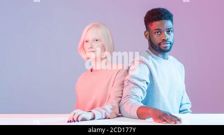 Junge Menschen ohne Emotionen, attraktive Mädchen und Mann sind Mitglieder der Pestiferous Sekte, Nahaufnahme Foto, isoliert blauen Hintergrund Stockfoto