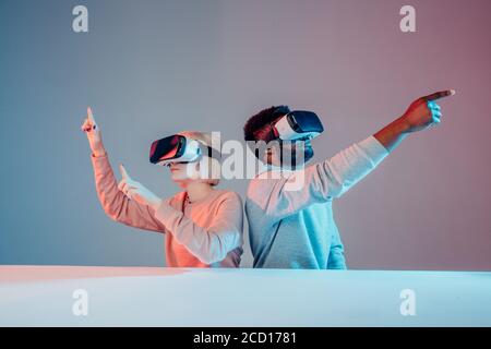 Attraktive lustige Mann und Frau zeigt irgendwo während des Spiels VR, Nahaufnahme Foto. Freizeit, Hobby, Lifestyle Stockfoto