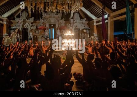 Die Aufführung wird als ‘Kecak Dance’ bezeichnet, ein lautbildender Titel für den Klang des kontinuierlichen Changes, der vom Monkey Men-Chor ohne Instrumente gemacht wird Stockfoto