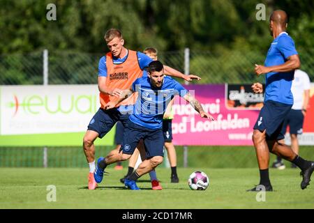 Jerome Gondorf (KSC) im Duell mit Alexander Groiss (KSC). GES/Fußball/2. Bundesliga: Karlsruher SC - Trainingslager, 25. August 2020 Fußball: 2. Bundesliga: KSC Trainingslager, Bad Leonfelden, Österreich, 25. August 2020 - weltweite Nutzung Stockfoto