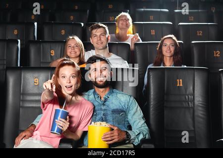 Junge gerade verheiratete Paar beobachten lustige Film. Nahaufnahme Foto Stockfoto