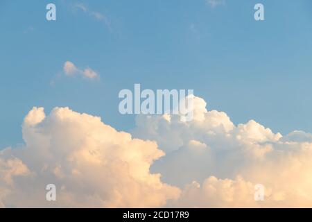 Blauer Himmel und schöne flauschige Wolke. Beste Sommer Himmel Foto Hintergrund Stockfoto