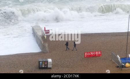 Brighton, East Sussex. August 2020. UK Wetter: 25. August 2020 Sturm Francis trifft Brighton. Kredit: Brian Minkoff/Alamy Live Nachrichten Stockfoto