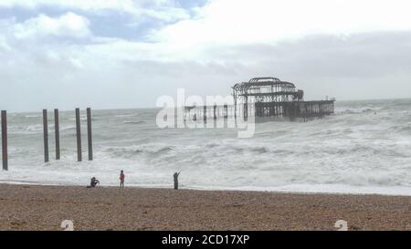 Brighton, East Sussex. August 2020. UK Wetter: 25. August 2020 Sturm Francis trifft Brighton. Kredit: Brian Minkoff/Alamy Live Nachrichten Stockfoto