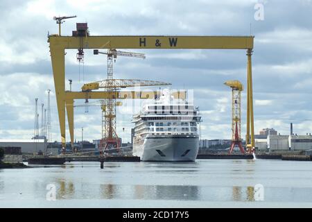 Viking Cruise Ship in Belfast Shipyard, mit den berühmten Samson und Goliath Cranes, die beim Bau der Titanic mithalfen Stockfoto