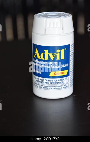 San Antonio, Texas/USA - 25. August 2020:EINE Flasche Advil über dem Ladentisch Schmerzmittel. Schmerzmittel / Fieber Reducer Ibuprofen Kaplets Tabletten NSA Stockfoto