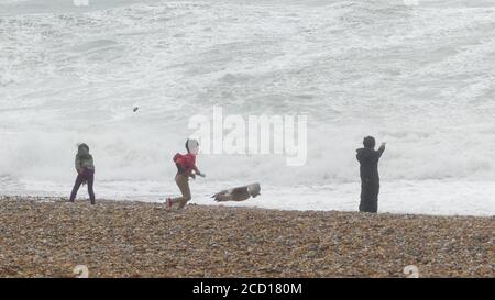 Brighton, East Sussex. August 2020. UK Wetter: 25. August 2020 Sturm Francis trifft Brighton. Kredit: Brian Minkoff/Alamy Live Nachrichten Stockfoto