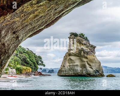 Die berühmte Cathedral Cove ist nur zu Fuß oder mit dem Boot erreichbar und gehört zu den Sehenswürdigkeiten auf dem Coromandel. Touristen genießen den Strand Stockfoto