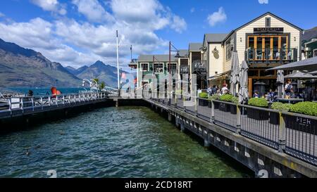 Queenstown, Neuseeland, liegt am Ufer des Lake Wakatipu der Südinsel, gegenüber den dramatischen südlichen Alpen Stockfoto