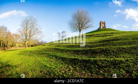 Burrow Mump ist ein Hügel und historische Stätte mit Blick auf Southlake Moor im Dorf Burrowbridge in der englischen Grafschaft Somerset. Es ist ein Sched Stockfoto