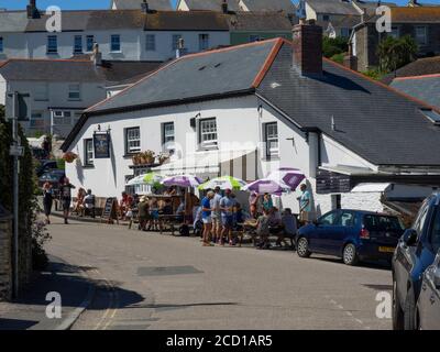 Die Federpflaume ist ein traditionelles Cornisch aus dem 17. Jahrhundert Coastal Pub Stockfoto