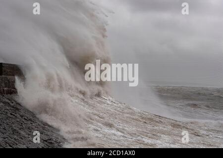 Stormy Seas Batter Porthcawl Pier und Leuchtturm. Südwales, Großbritannien Stockfoto