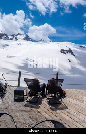 Restaurant im Freien Terrasse Les Glaciers (3,200m) im Sommer im Skigebiet La Grave, Hautes-Alpes, Frankreich Stockfoto