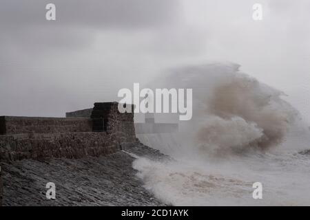 Stormy Seas Batter Porthcawl Pier und Leuchtturm. Südwales, Großbritannien Stockfoto