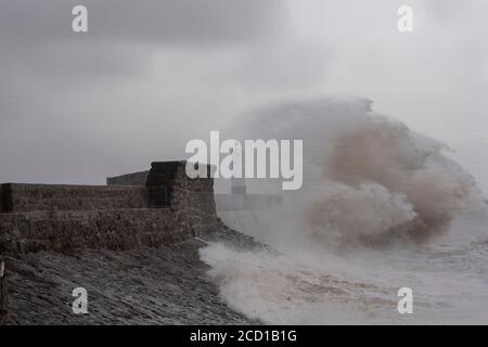 Stormy Seas Batter Porthcawl Pier und Leuchtturm. Südwales, Großbritannien Stockfoto