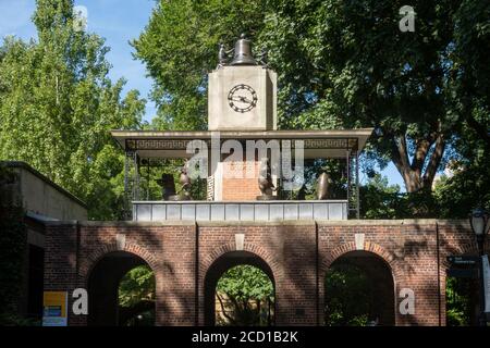 Delacorte Clock ist eine der beliebtesten Sehenswürdigkeiten im Central Park, New York City, USA Stockfoto