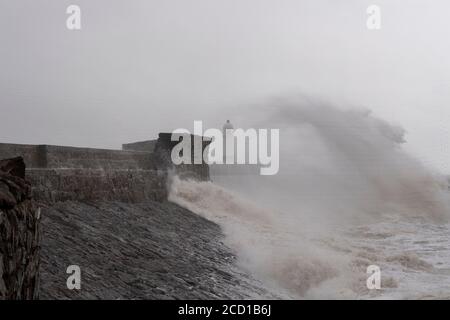 Stormy Seas Batter Porthcawl Pier und Leuchtturm. Südwales, Großbritannien Stockfoto