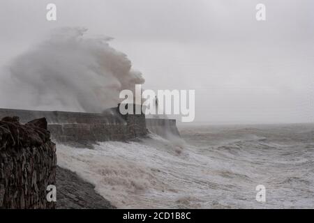 Stormy Seas Batter Porthcawl Pier und Leuchtturm. Südwales, Großbritannien Stockfoto