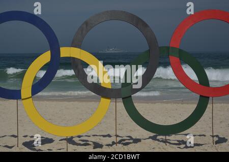 Copacabana Strand während der olympischen Spiele Rio 2016 Brasilien olympic Logo am Strand Stockfoto