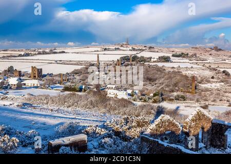 Carnkie und Carn Brea Monument; in Snow; Cornwall; Großbritannien Stockfoto