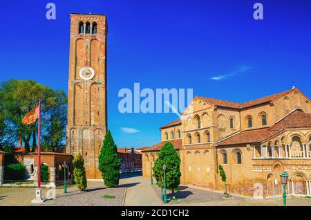 Kirche Santa Maria e San Donato und Glockenturm Backsteingebäude auf Campo San Donato Platz in Murano Inseln, Provinz Venedig, Region Venetien, Norditalien. Stadtbild mit Postkarte von Murano. Stockfoto