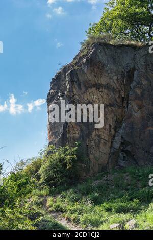 Eine Felswand des Stenzelbergs gegen das Blau sky.in. Juli. Stockfoto