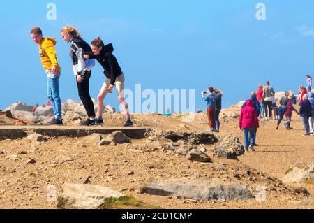 Portland Bill. August 2020. Wetter in Großbritannien. Jugendliche haben Spaß und lehnen sich gegen die Sturmwinde im sonnigen Portland Bill. Quelle: stuart frartwell/Alamy Live News Stockfoto