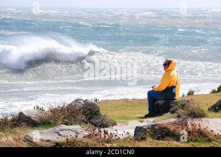 Portland Bill. August 2020. Wetter in Großbritannien. Die Menschen genießen das Schauspiel eines Sturms, der Portland Bill zerschlagen hat. Quelle: stuart frartwell/Alamy Live News Stockfoto