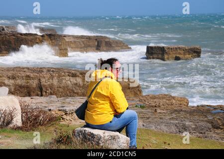 Portland Bill. August 2020. Wetter in Großbritannien. Die Menschen genießen das Schauspiel eines Sturms, der Portland Bill zerschlagen hat. Quelle: stuart frartwell/Alamy Live News Stockfoto
