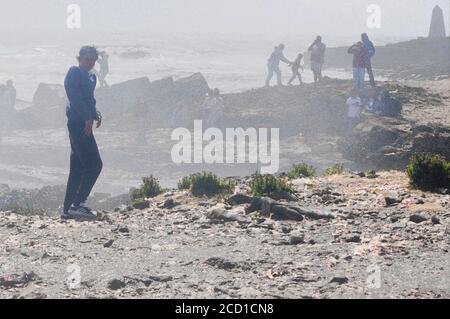 Portland Bill. August 2020. Wetter in Großbritannien. Die Menschen genießen das Schauspiel eines Sturms, der Portland Bill zerschlagen hat. Quelle: stuart frartwell/Alamy Live News Stockfoto