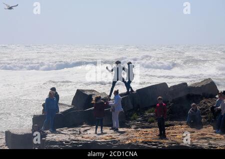 Portland Bill. August 2020. Wetter in Großbritannien. Die Menschen genießen das Schauspiel eines Sturms, der Portland Bill zerschlagen hat. Quelle: stuart frartwell/Alamy Live News Stockfoto